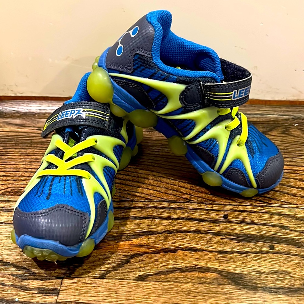Brand New Stride Rite boy 10M light up sneakers
